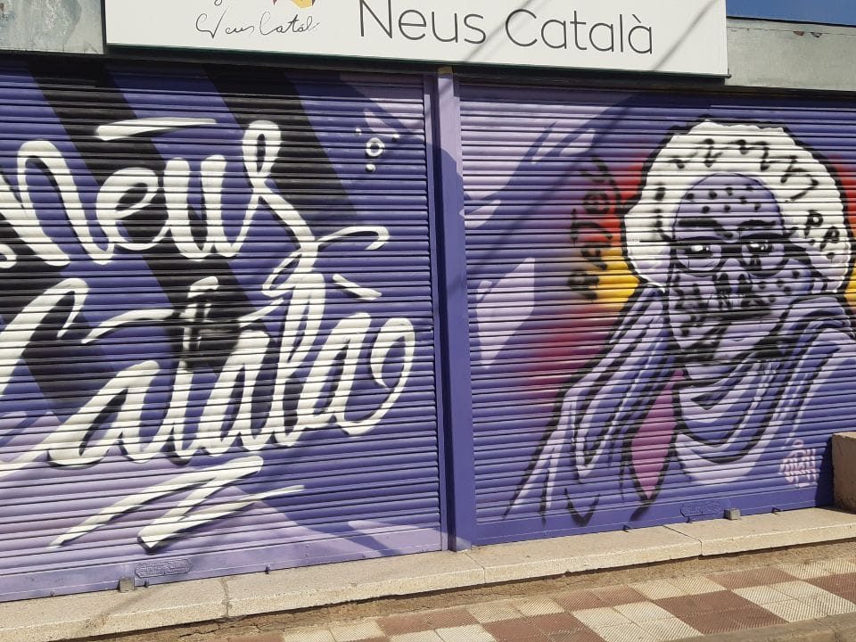 mural neus català vandàlic
